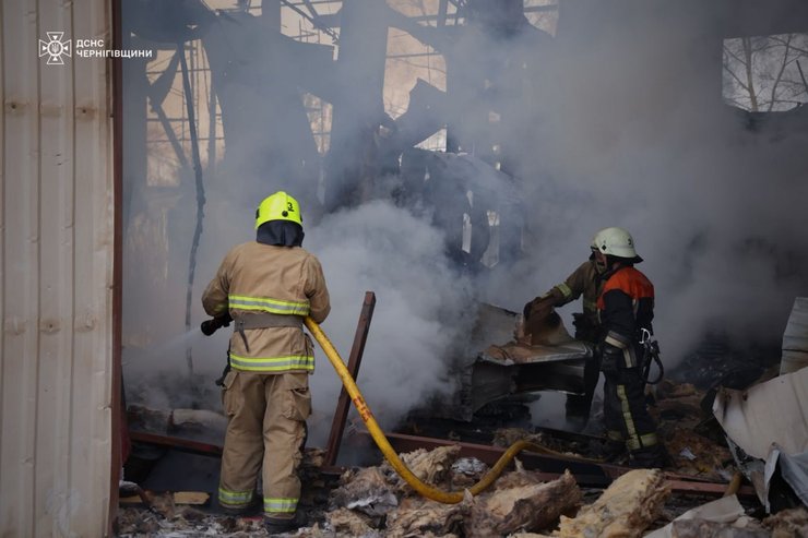 Рятувальники ліквідовують наслідки атаки