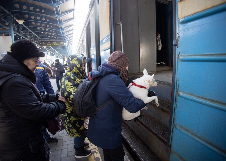 евакуація, ліки в евакуацію, що взяти в евакуацію, як зібрати речі в евакуацію, біженці, війна, вокзал