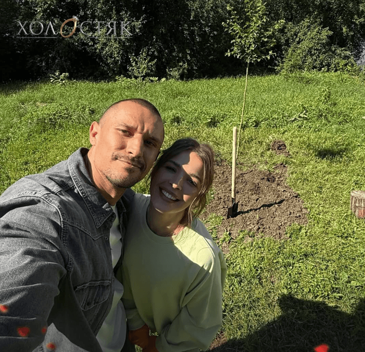 Тарас и Ирочка посадили дерево