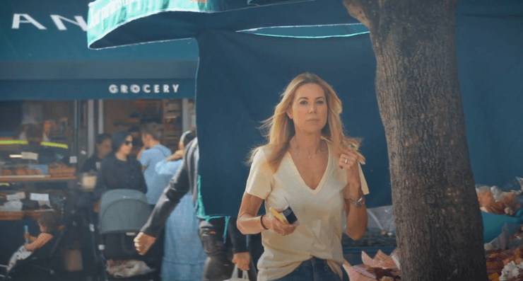 Женщина, вышедшая из дома дочери Скотча