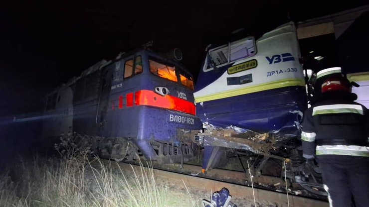 фото з зіткнення потягу та електровоза у Львові 8 жовтня