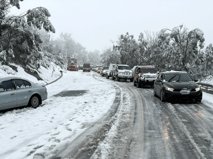 В Австралии застряли машины в снегу
