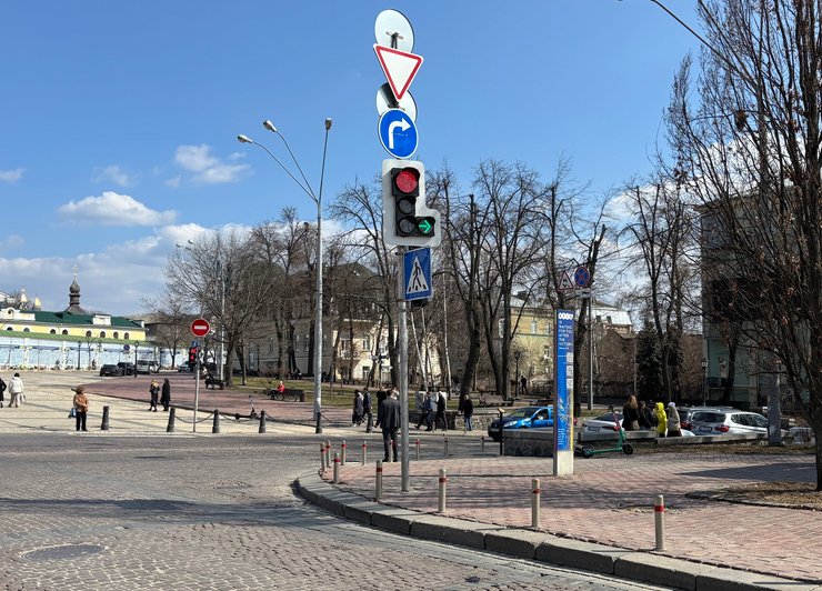 світлофор із зеленою стрілкою