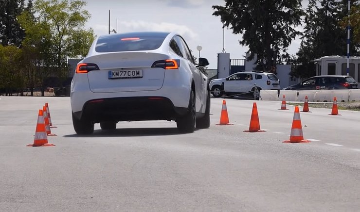Tesla Model Y проходить Лосиний тест, випробування на полігоні, електричок кросовер
