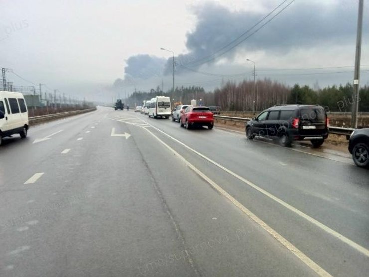 Фото диму над Усть-Лугою після удару БпЛА 31 березня
