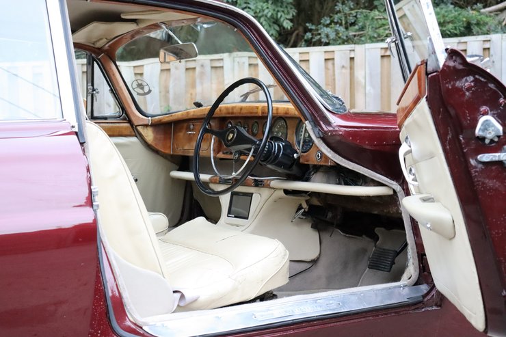 В салоне установили современную мультимедийную систему