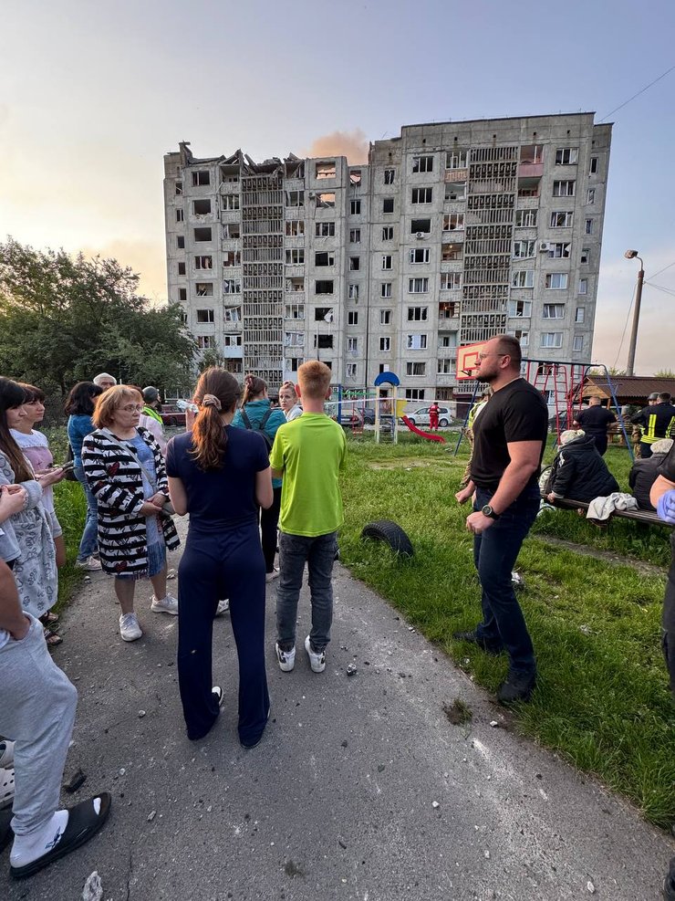 Обстріл України та фото з Лцька з пошкодженим будинком 6 червня