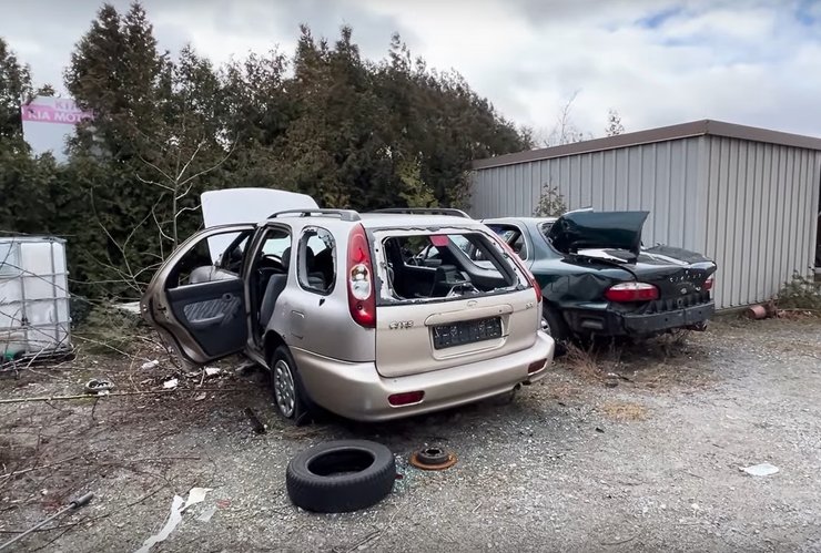 занедбаний автосалон, автосалон kia, автосалон у Німеччині