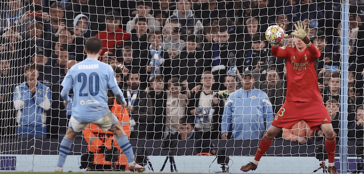 Андрей Лунин отбивает