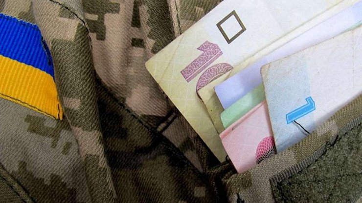 Для пенсионеров из числа военнослужащих денежные выплаты равны трехкратному размеру пенсии