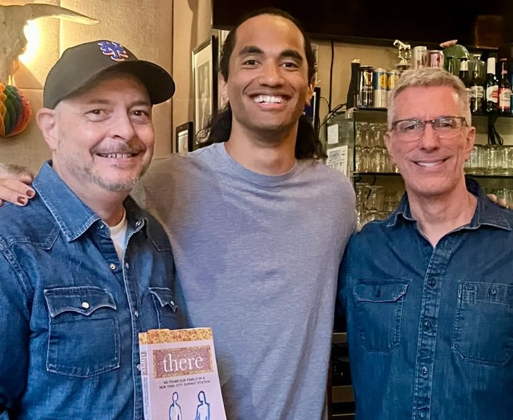 Взрослый Кевин с приемными родителями