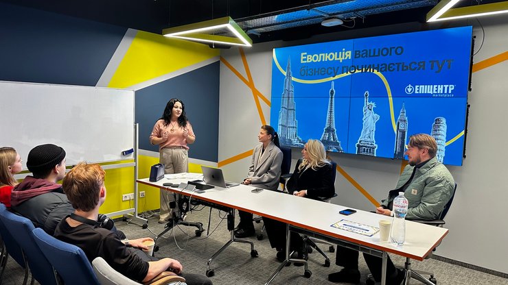 Команда Эпицентр Маркетплейс под руководством СЕО Юлии Пинтескул создала уникальную программу, сочетающую практические знания и выгодные финансовые условия для старта студенческого бизнеса.