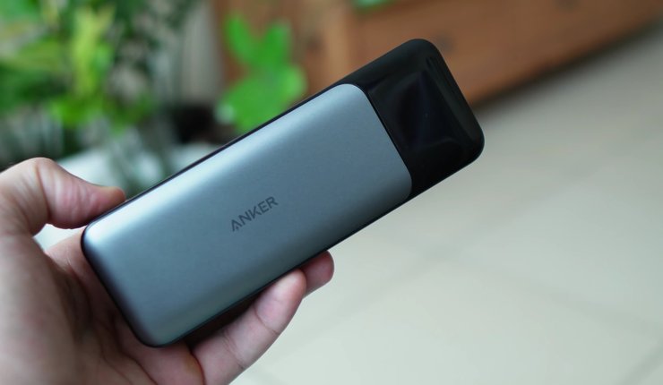 Павербанк Anker 737 Powercore у руці