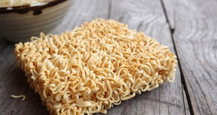 Лапша быстрого приготовления на столе