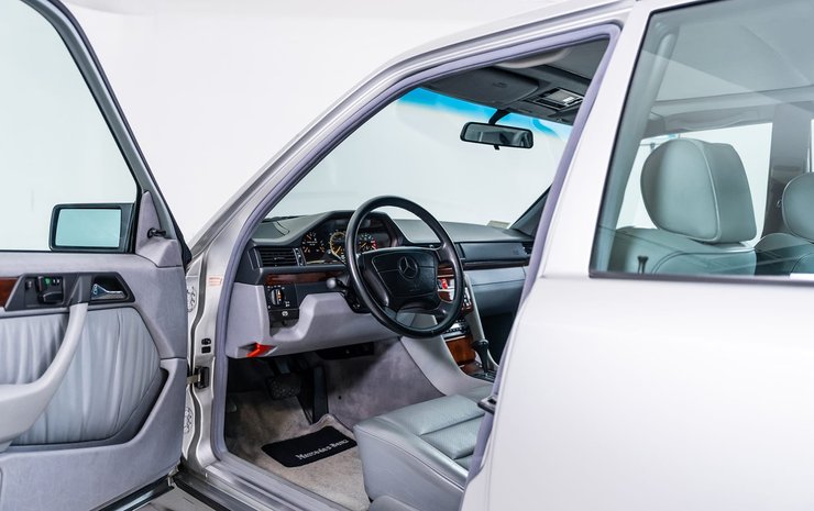 салон Mercedes W124