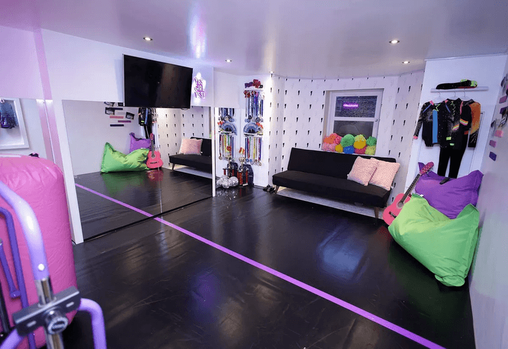 Подружжя знайшло потаємну кімнату, ремонт у будинку, новий будинок, подружжя купило новий будинок, будинок з історією, секретна кімната