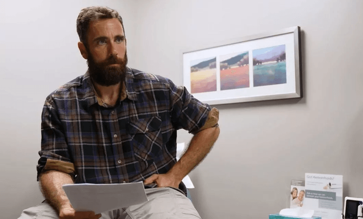 Мужчина ест сырое мясо, особая диета, опасно для здоровья, рискует жизнью, неприготовленное мясо, мясо, красное мясо