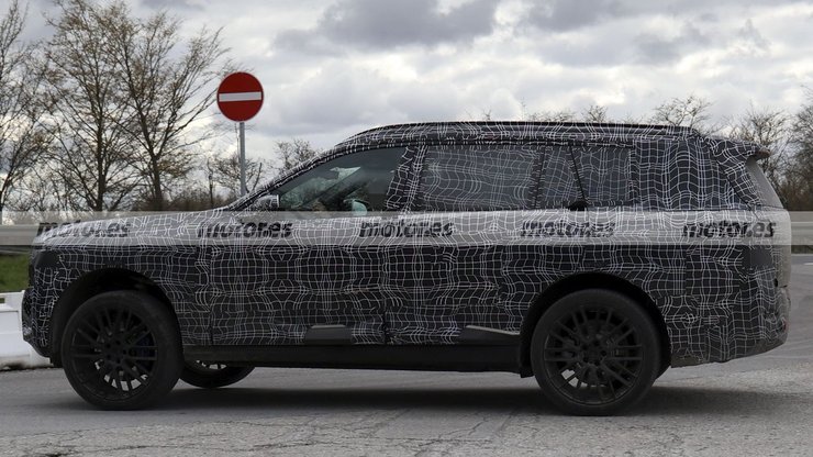 электромобиль BMW iX7