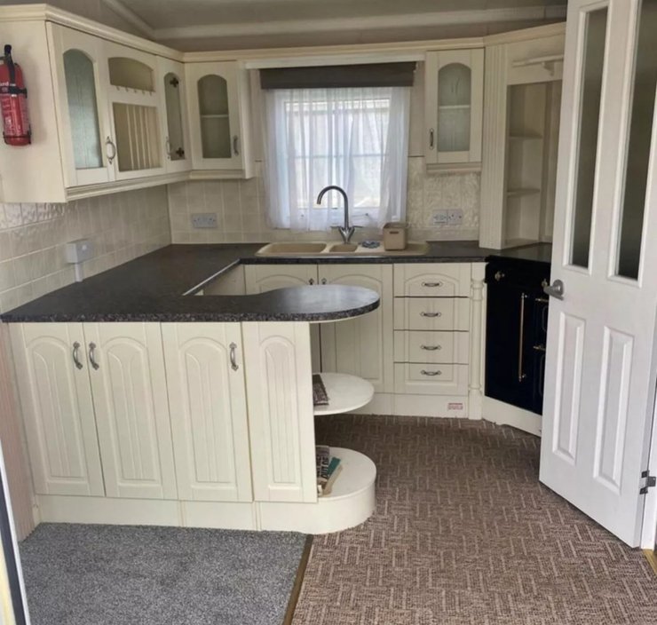 Подружжя живе на ділянці, яку постійно затоплює і не може продати свій фургон