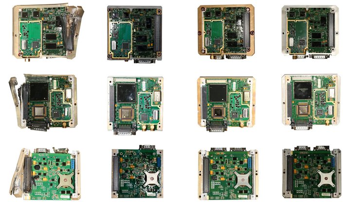 Составное изображение различных печатных плат, найденных в приемниках спутниковой навигации нескольких моделей российских ракет