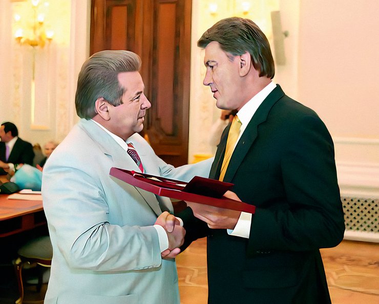 Президент Украины Виктор Ющенко (2005-2010 гг) награждает Михаила Поплавского орденом "За Заслуги" I степени. 2007 р.