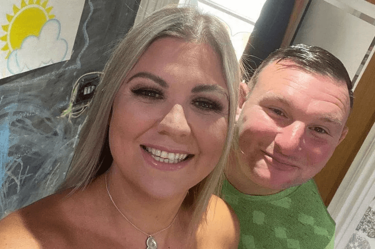 Подружжя живе на ділянці, яку постійно затоплює і не може продати свій фургон