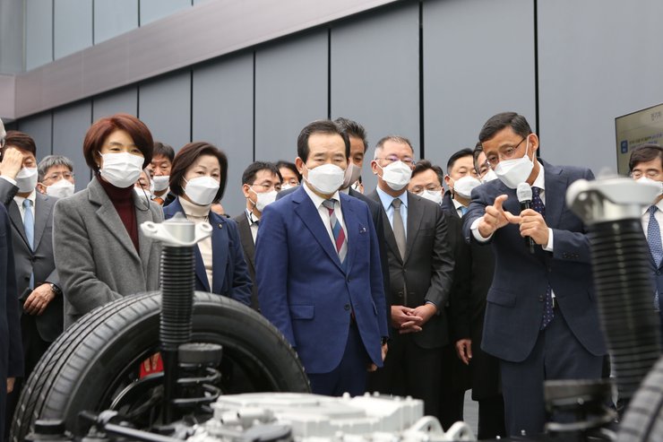 Премьер-министр Юной Кореи Чунг Се Кюн (в центре) и председатель Hyundai Motor Group Чунг Ыисун на подписании меморандума о повторном использовании батарей электрокаров, состоявшемся в исследовательском институте Hyundai Motor в Намьянге. Фото: Hyundai