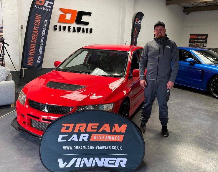 Адам Гриффитс и выигранный им Mitsubishi Lancer Evolution. Фото: Dream Car Giveaways/Facebook