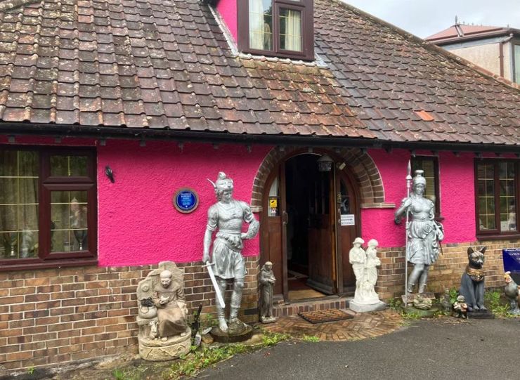 Чоловік посварився з сусідами через колір будинку, Дейв Гіпкінс перефарбував історичне помешкання, курйози