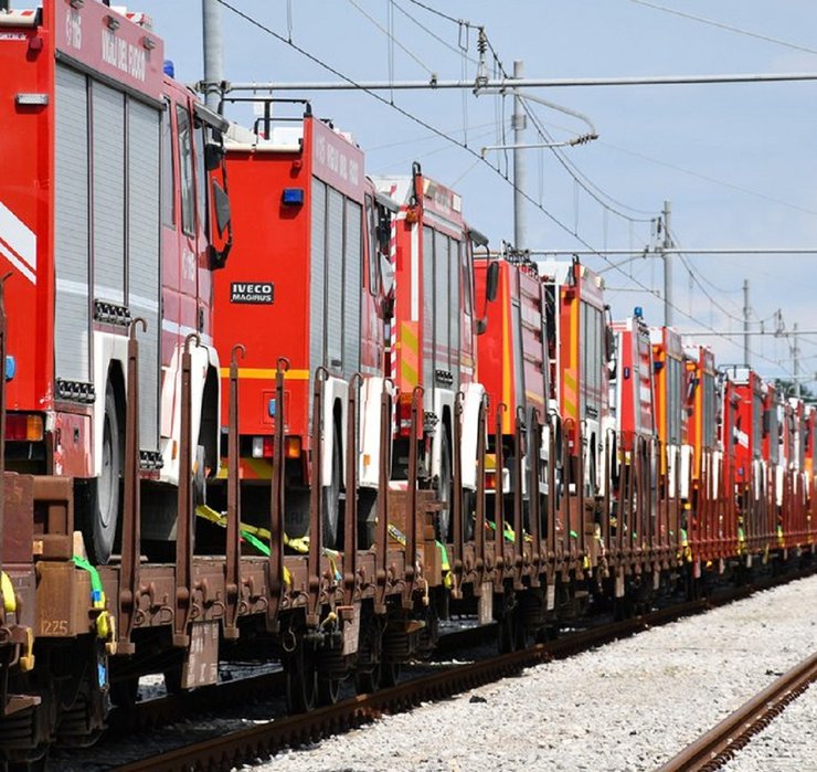 пожарные авто, пожарные автомобили, гуманитарная помощь, пожарные Mercedes-Benz, Iveco Magirus