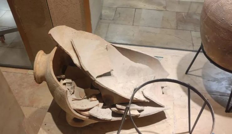 Мальчик разбил 3500-летний кувшин в израильском музее, разбитая реликвия, инцидент в музее, курьезы