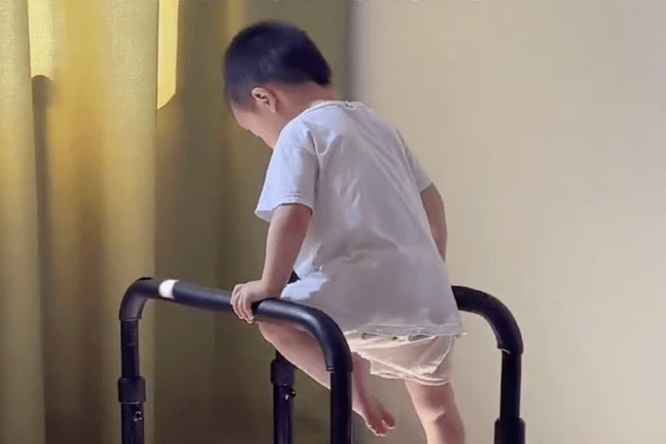 Маленький гімнаст із Китаю вразив людей своєю силою та гнучкістю