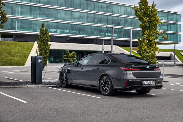 BMW M760e xDrive, BMW M760, BMW 7 Series 2023, BMW 7 Series G70, новая семерка BMW, новый BMW M760, гибрид BMW 7 Series