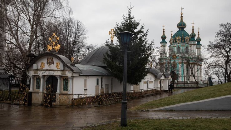 Храм-МАФ поблизу Десятинної церкви у Києві