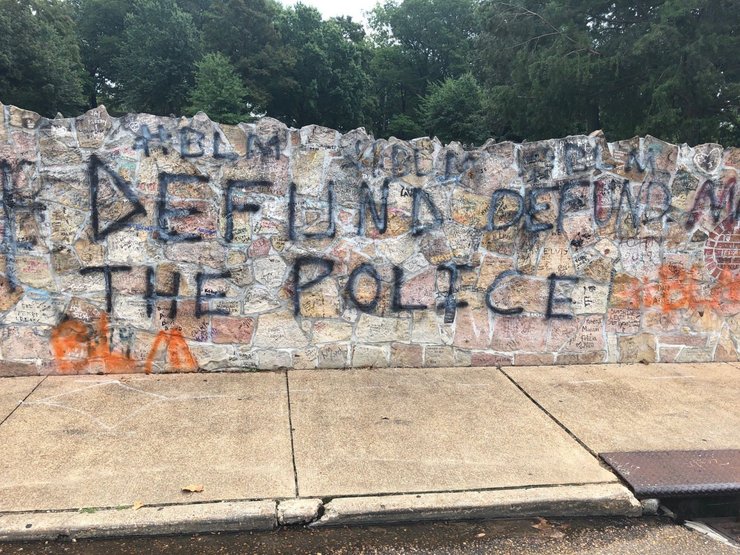 Лозунги выведены очень четко