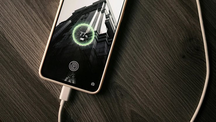 смартфон на зарядці