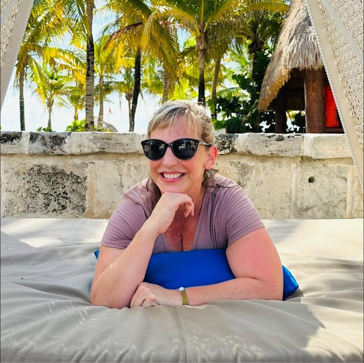 Стюардеса зі США, бортпровідниця, вид з вікна, номер у готелі, стіна, біла стіна, вид на місто, за шторою, міський пейзаж