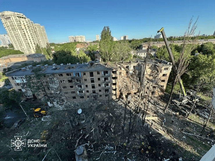 Будинок навпроти квартири Тополь