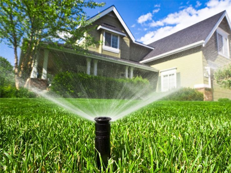 Газон, трава, газон перед домом, газонокосилка, незнакомец покосил траву, трава возле дома,