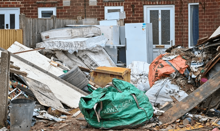 Мусор во дворе дома, жилой дом, свалка во дворе, отходы, мусор на улице, антисанитария, жалобы соседей, дети в опасности