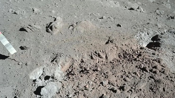 Місяць реголить пил