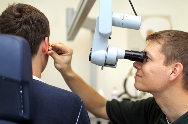 Заболевания органов слуха в основном освобождают от службы в мирное время