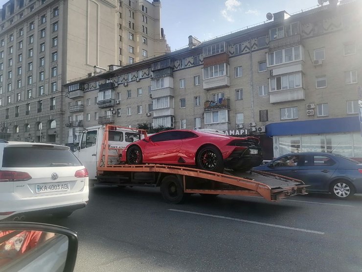 Lamborghini Huracan, суперкар Lamborghini, парковка в Києві, евакуатор у Києві