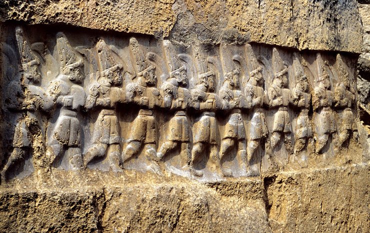 Барельєф в древньому храмі хеттів на скелі Язиликая