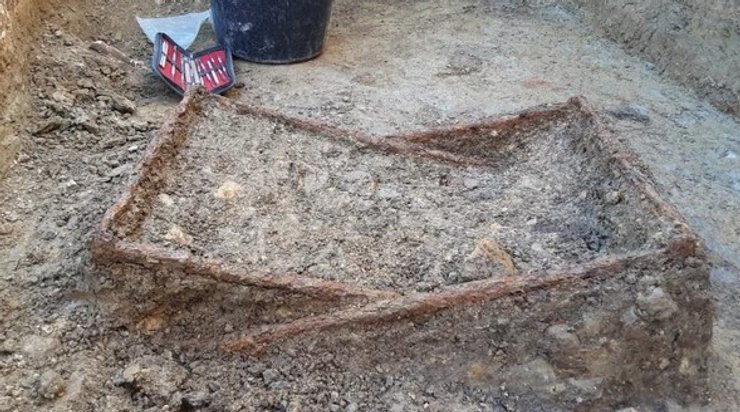 древний металлический стул