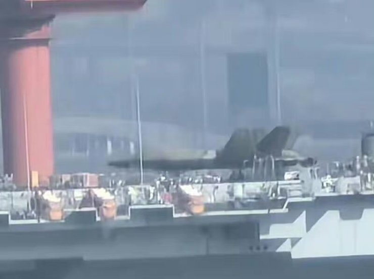 J-35 на авианосце Liaoning