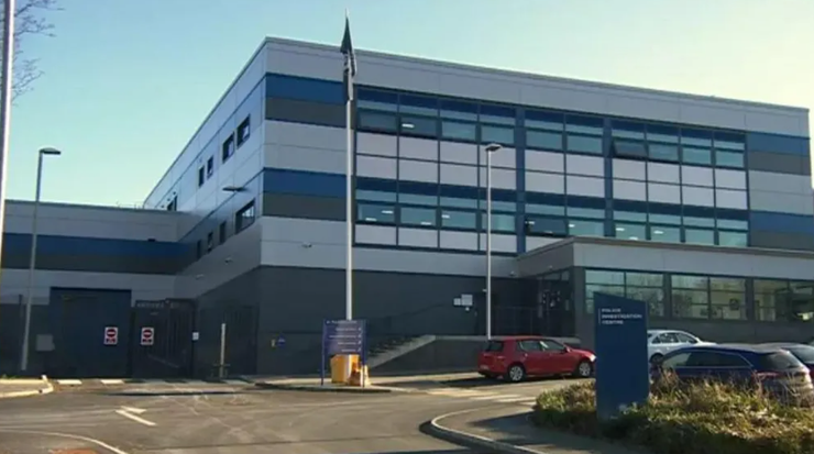 Мать попала за решетку из-за родинки на теле сына, Лаксми Тапа, Великобритания, курьезы во время медицинского осмотра, фото