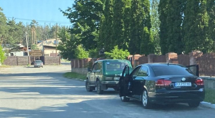 Неизвестные авто возле дома Порошенко