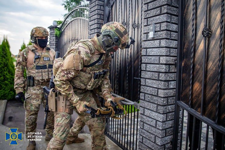 сбу, обыск, режут забор, фото