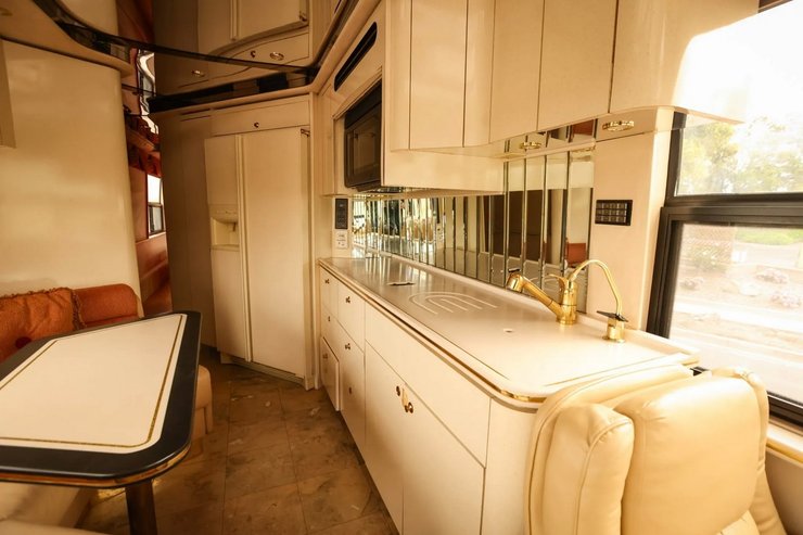 Featherlite Vantare 45, Prevost H3-45, дім на колесах, Джордж Форман